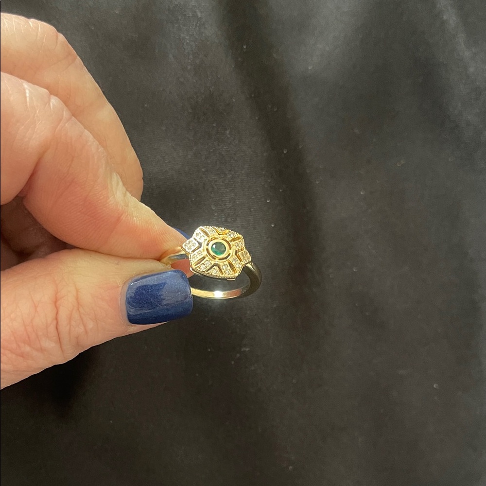 Elegant Gold and Green Ring